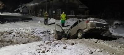 Автомобиль влетел в глубокую яму на дороге Карелии (ФОТО)