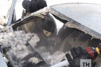 В Казани тушили снегом горящую легковушку