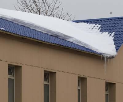 В Южно-Сахалинске крыши проверяют на наличие снега и наледи