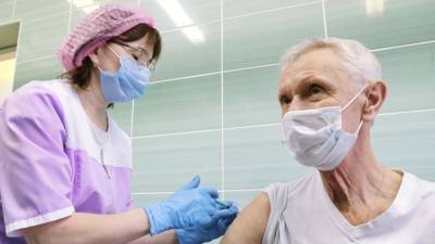 Российский врач оценил идею прививать пожилых людей от коронавируса на дому