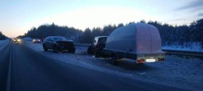 Шесть человек пострадали в аварии на трассе в Карелии
