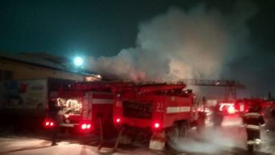 Спасатели локализовали серьезный пожар в подмосковном автосервисе