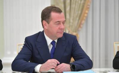 Медведев прокомментировал фото с фонарями в своем аккаунте
