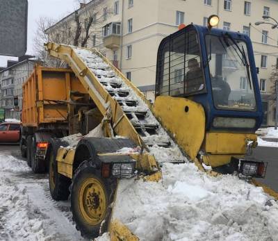 Ульяновские дорожники вывозят с улиц снег и посыпают тротуары песком