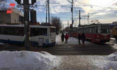 В Омске автобус с пассажирами врезался в трамвай