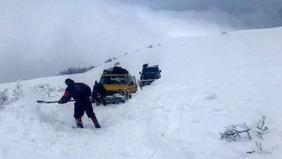 Почти два десятка машин застряли в снежных заносах в Крыму – МЧС