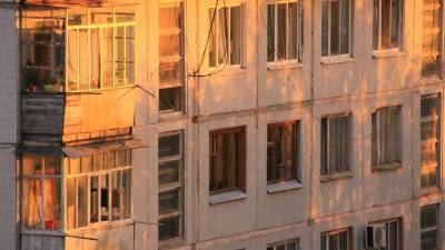 Мертвого мужчину нашли под окнами жилого дома в Тюмени