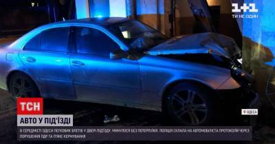 В Одессе нетрезвый водитель влетел в дом и повредил двери: видео