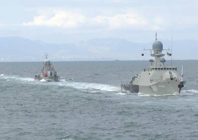 Тактику одиночного боя отрабатывают российские корабли в Каспийском море