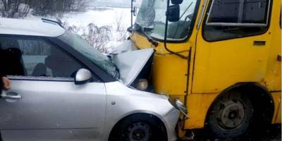 Двое пострадавших: под Киевом автомобиль совершил лобовое столкновение с маршруткой