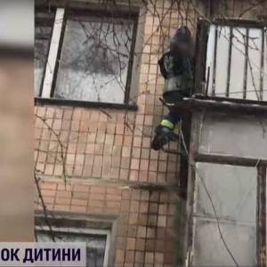 В Тернополе ребенок повис на балконе четвертого этажа, зацепившись курткой за крюки. Видео