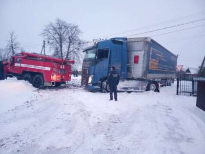 На Хмельниччине спасатели «откопали» из снежной ямы рейсовый автобус