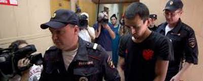 Мосгорсуд признал законным арест таксиста, бросившего ограждение в росгвардейца