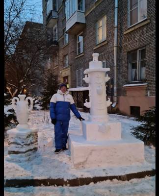 Петербургский пенсионер вылепил из снега Ростральную колонну