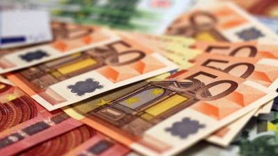 Стоимость евро опустилась ниже 89 рублей на открытии торгов Мосбиржи