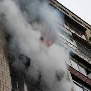 В Токмаке горел пятиэтажный дом: есть пострадавший