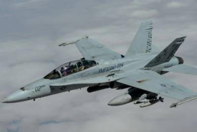 Погоню американского F/A-18E Super Hornet за крылатой ракетой показали на видео