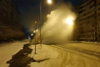 Из-под асфальта в российском городе забил фонтан кипятка высотой в семь этажей
