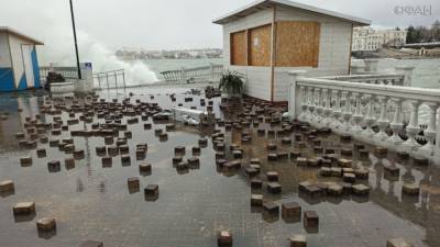 Шторм в Севастополе разбил знаменитую набережную, утащив в море часть плитки