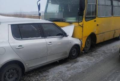 Под Киевом легковушка врезалась в лоб пассажирскому автобусу: пострадали два человека