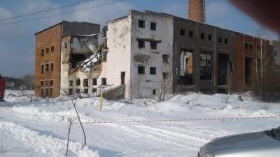 В уральском поселке обрушилась крыша на заводе, есть погибший