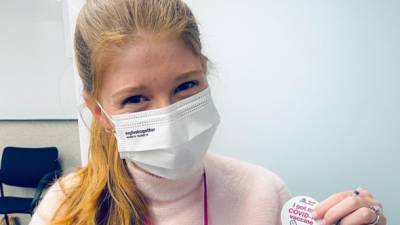 Дочь Гейтса вакцинировалась от COVID-19 и пошутила о "чипировании"