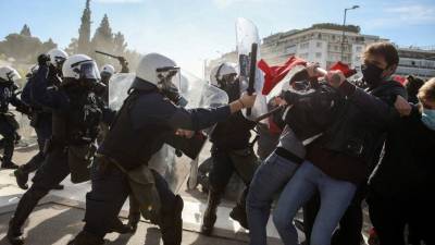 Греческие студенты атаковали полицию фейерверками и петардами
