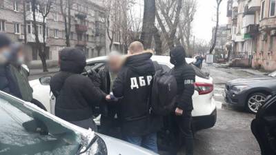 За закрытие дела: на Днепропетровщине полицейскую поймали на взятке в 5,5 тысяч долларов