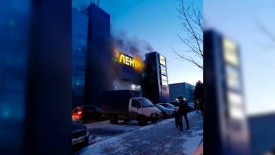 Из-за пожара на парковке временно закрыли гипермаркет «Лента» в Воронеже