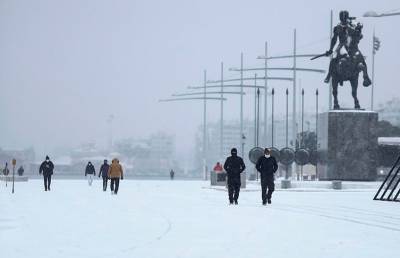 Сильные снегопады обрушились на Грецию. Десятки фур скопились на границе с Болгарией