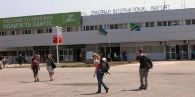 «Заселили в отель рядом с борделем». Застрявшие на Занзибаре туристы рассказали подробности о ситуации