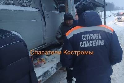 Помощь на дорогах: костромские спасатели выручили водителя аварийной фуры