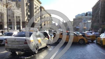 Момент массового ДТП с пострадавшими в центре Москвы попал на видео