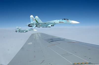 Российские Су-27 учатся сбивать бомбардировщики США над Балтикой