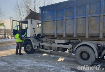 Эконадзор проверил 15 мусоровозов в Колтушах и Янино во время рейда