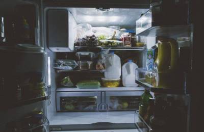 Какие лайфхаки помогут избавиться от неприятного запаха в холодильнике