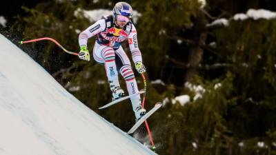 Французский горнолыжник чудом избежал травм при падении