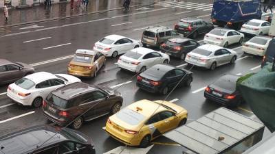 Авария с пятью машинами спровоцировала огромную пробку в центре Москвы