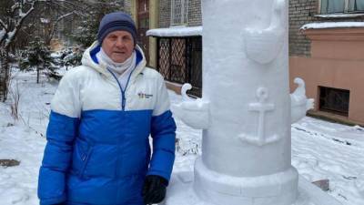 В Петербурге пенсионер вылепил из снега Ростральную колонну