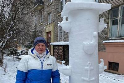 Пенсионер из Петербурга слепил во дворе копию Ростральной колонны