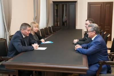 Губернатор Андрей Бочаров провел рабочую встречу с руководством УФССП