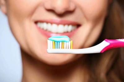 Стоматолог рассказал о частых ошибках во время чистки зубов