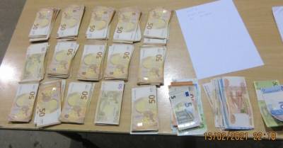 ФОТО. Таможенники нашли в грузовике тайник, в котором спрятали 15 800 евро