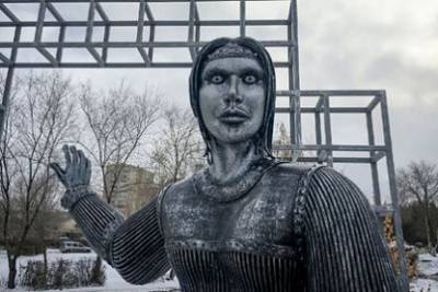 «Пугающий» памятник Алёнке продали на аукционе за 2,6 млн рублей