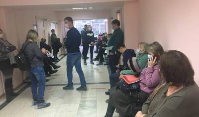 В тюменской поликлинике №12 очередь к врачу растянулась до 23 марта