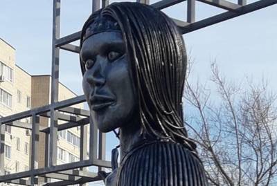 Жуткий российский памятник Аленушке, ставший мэмом, продали за 35 тысяч долларов