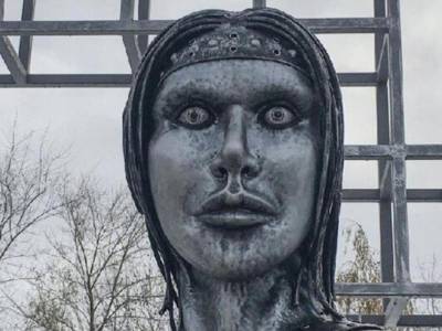 Жуткий памятник «Аленке» продан за ₽2,6 млн рублей. За него торговались три часа вчетвером
