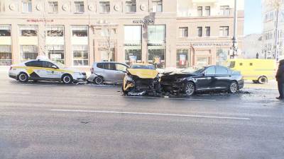 Не справились на скользкой дороге: в центре Москвы столкнулись 5 машин