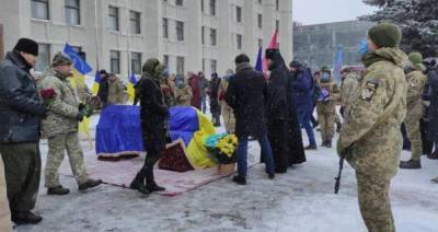 Сотни поклонились Герою: украинцы попрощались с 36-летним бойцом ВСУ, погибшем от пули снайпера