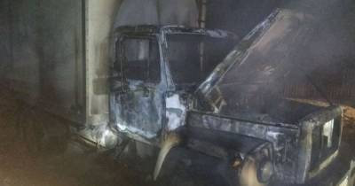 В Харьковской области на ходу загорелся грузовик и выгорел дотла